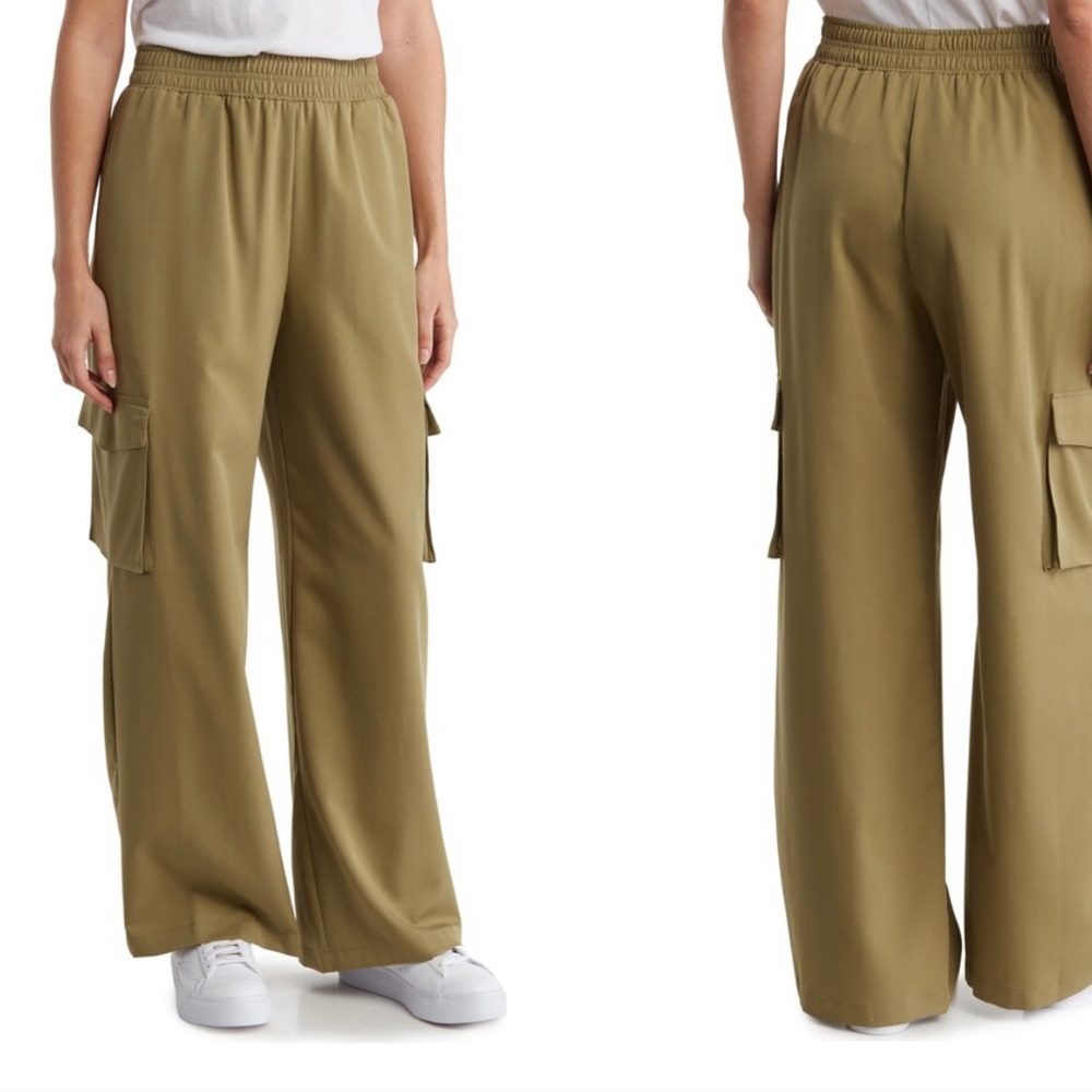 Lightweight pull-on cargo pants cut in a wide-leg